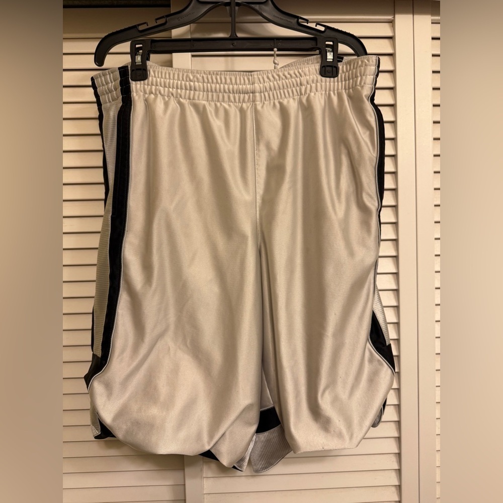 Vintage Nike White and Black Athletic Basketball Shorts Sz L